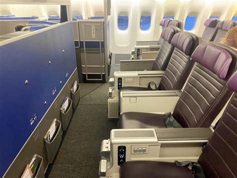 boeing 777-200 united premium plus